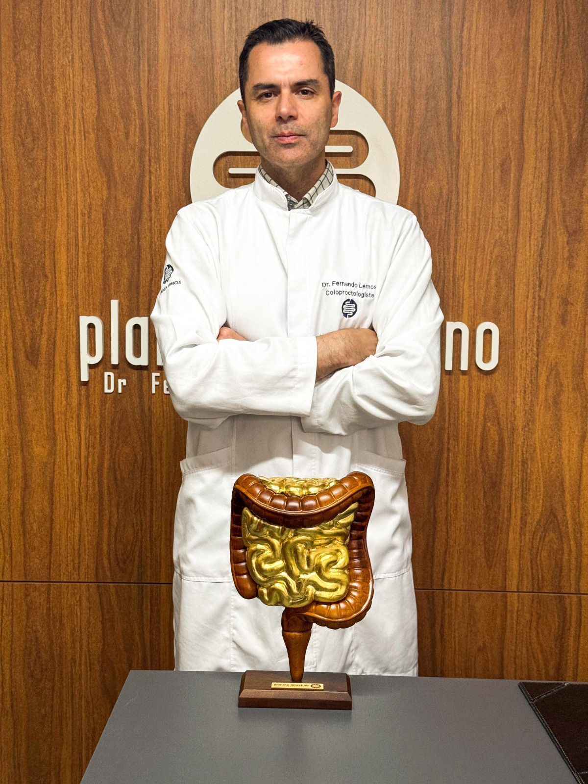 Dr. Fernando Lemos, médico coloproctologista, no consultório do Planeta Intestino